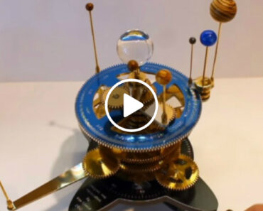 Veja Como Foi Construído Este Fascinante Sistema Solar Mecânico Usando Engrenagens Artesanais