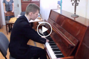 Talentoso Jovem De 15 Anos Que Nasceu Sem Mãos Aprendeu Sozinho a Tocar Piano