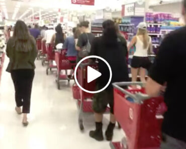 Cliente Filma o Bizarro Momento Em Que Se Formou Uma Gigantesca e Inexplicável Fila No Supermercado Cliente Filma o Bizarro Momento Em Que Se Formou Uma Gigantesca e Inexplicável Fila No Supermercado