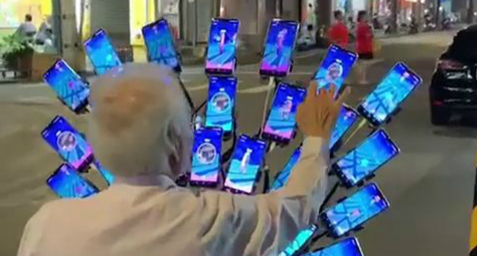 Homem Viciado No Pokemon Go Usa Suporte Especial Na Sua Bicicleta Para Transportar 30 Telefones Homem Viciado No Pokemon Go Usa Suporte Especial Na Sua Bicicleta Para Transportar 30 Telefones