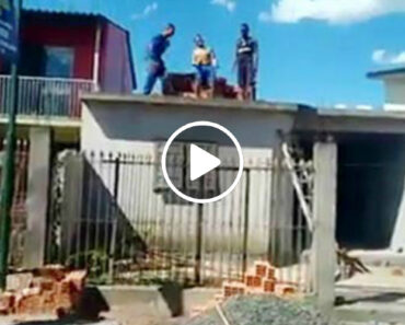 Trabalhador De Obra Mostra o Seu Método Rápido De Transportar Tijolos