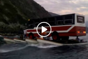 Pequenos Barcos Funcionam Como Ferry Para Que Autocarro Faça Travessia