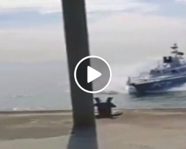 Polícia Marítima Da Malásia Mostra Como Se Atraca Um Barco
