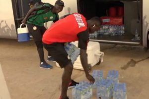 Sadio Mané Ajuda Roupeiro a Carregar Material