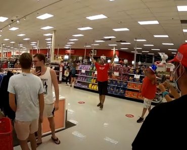 VIDEO: Grupo De Pessoas Entra Em Loja Nos Estados Unidos Para Protestar Contra o Uso De Máscaras