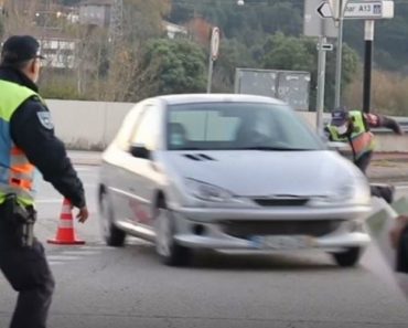 VIDEO: Carro Não Pára Em Operação Stop e Quase Atropela Polícias Em Coimbra VIDEO: Carro Não Pára Em Operação Stop e Quase Atropela Polícias Em Coimbra