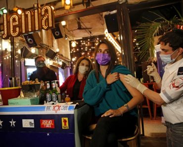 Bar Em Israel Oferece Bebidas Grátis Para Quem é Vacinado Contra a Covid Nas Suas Instalações