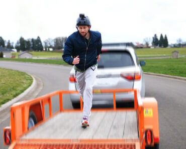 O Que Acontece Ao Correr e Saltar De Um Carro Em Andamento O Que Acontece Ao Correr e Saltar De Um Carro Em Andamento