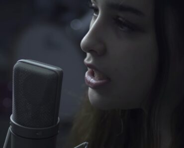 A Música “Blackbird” Dos Beatles Cantada Num Idioma Indígena A Música “Blackbird” Dos Beatles Cantada Num Idioma Indígena