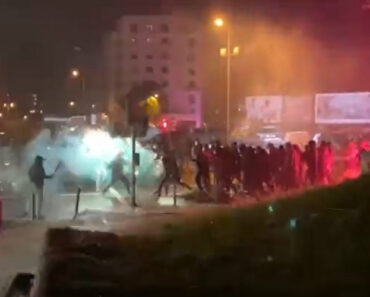 Caos Junto Ao Estádio Da Luz: Adeptos Do Dínamo Kiev, Benfica e a PSP Envolvidos Em Batalha Campal Caos Junto Ao Estádio Da Luz: Adeptos Do Dínamo Kiev, Benfica e a PSP Envolvidos Em Batalha Campal