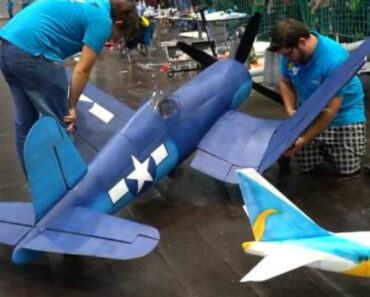 F4U-Corsair à Escala 1/4 Faz Voo De Exibição No Interior De Um Edifício F4U-Corsair à Escala 1/4 Faz Voo De Exibição No Interior De Um Edifício