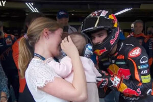 O Ternurento Momento De Miguel Oliveira Com a Filha Após o GP De Portugal