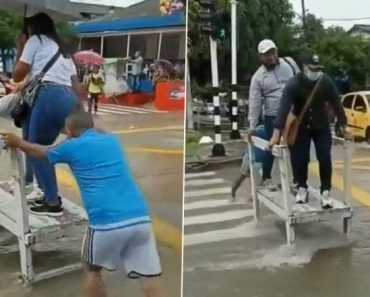 Homem Aproveita Inundações Numa Rua Para Criar Um Negócio Lucrativo De Transportes Homem Aproveita Inundações Numa Rua Para Criar Um Negócio Lucrativo De Transportes