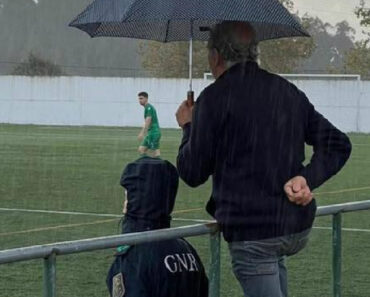 Adepto Partilhou Guarda-Chuva Com Militar Da GNR e a Foto Tornou-se Viral