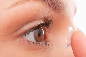 Oftalmologista Remove 23 Lentes De Contato Do Olho De Uma Mulher