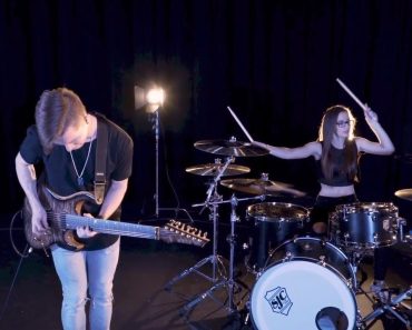 Dupla Apresenta Cover De “Sonata Ao Luar” De Beethoven Ao Estilo Heavy Metal Dupla Apresenta Cover De “Sonata Ao Luar” De Beethoven Ao Estilo Heavy Metal