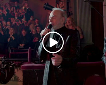 Neil Diamond Surpreende Público Da Broadway Com Rara Apresentação De “Sweet Caroline”