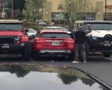 Donos De Jipes Deram Uma Lição a Condutor Que Estacionou a Ocupar Dois Lugares Donos De Jipes Deram Uma Lição a Condutor Que Estacionou a Ocupar Dois Lugares