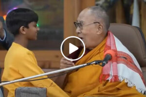 Dalai Lama Pede a Menino Que Lhe Chupe a Língua e Gera Polémica