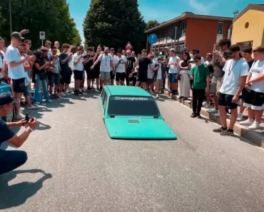 Grupo De Mecânicos Cria o Carro Mais Baixo Do Mundo Grupo De Mecânicos Cria o Carro Mais Baixo Do Mundo