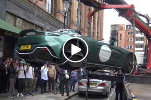 Aston Martin V12 Speedster De Quase Um Milhão De Euros é Rebocado Duas Vezes Por Estar Mal Estacionado