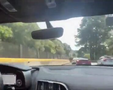 Condutor De Porsche Faz Da Estrada Uma Pista e Acaba Por Chocar a Alta Velocidade Com Um Autocarro Condutor De Porsche Faz Da Estrada Uma Pista e Acaba Por Chocar a Alta Velocidade Com Um Autocarro