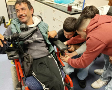 Alunos Da Epralima, Em Arcos De Valdevez, Consertam Cadeira De Rodas a Homem Incapacitado