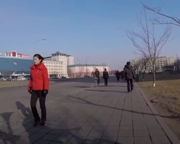 Ciclista Mostra Como é Circular Pelas Ruas De Pyongyang Na Coreia Do Norte Ciclista Mostra Como é Circular Pelas Ruas De Pyongyang Na Coreia Do Norte