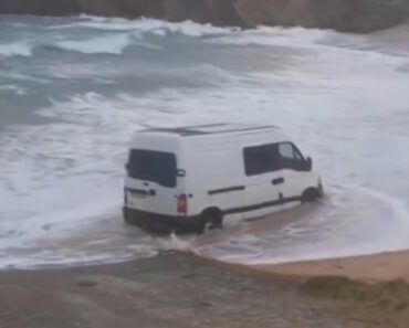Carrinha Acaba No Mar Durante Temporal Na Corunha Carrinha Acaba No Mar Durante Temporal Na Corunha