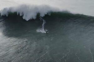 Uma Sessão De Surf Épica Nas Monstruosas Ondas Da Nazaré