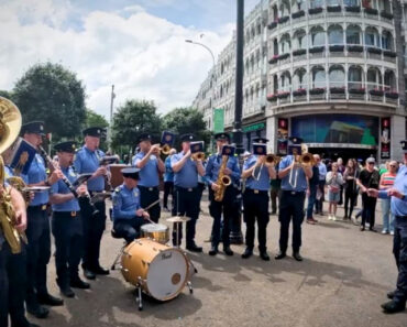 Polícia Irlandesa Toca “Shake It Off” Para Receber Taylor Swift Polícia Irlandesa Toca “Shake It Off” Para Receber Taylor Swift