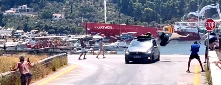 Automobilista Comete Erro Tremendo Ao Colocar-se De Carro Atrás De Um Avião Prestes a Descolar Automobilista Comete Erro Tremendo Ao Colocar-se De Carro Atrás De Um Avião Prestes a Descolar