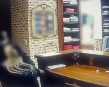 Vendedora Desmaia Durante Assalto e é Acalmada Por… Ladrão Vendedora Desmaia Durante Assalto e é Acalmada Por… Ladrão