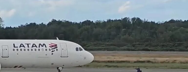 Invade Pista De Aeroporto e Tenta Parar Avião Para Não Perder Voo Invade Pista De Aeroporto e Tenta Parar Avião Para Não Perder Voo