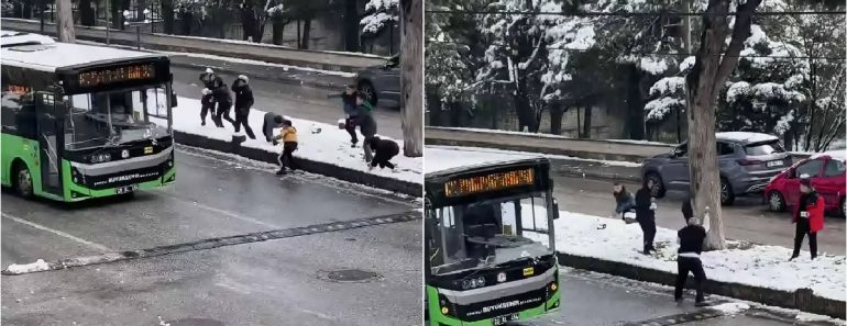 Motorista De Autocarro Surpreende Ao Responder a Brincadeira De Miúdos Com Bolas De Neve Motorista De Autocarro Surpreende Ao Responder a Brincadeira De Miúdos Com Bolas De Neve