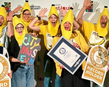 Centenas De Pessoas Usam Chapéu De Banana e Ganham Recorde Do Guinness Centenas De Pessoas Usam Chapéu De Banana e Ganham Recorde Do Guinness