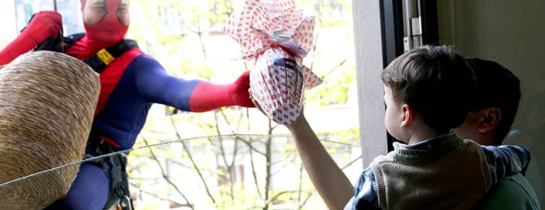 “Homens-Aranha” Distribuem Ovos Da Páscoa a Crianças Internadas Em Itália “Homens-Aranha” Distribuem Ovos Da Páscoa a Crianças Internadas Em Itália