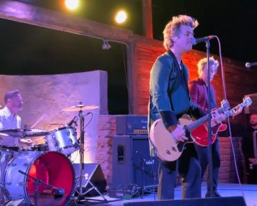 Green Day Surpreendem Em Bar “Disfarçados” De Banda De Covers Para Tributo a Ícones Da Música