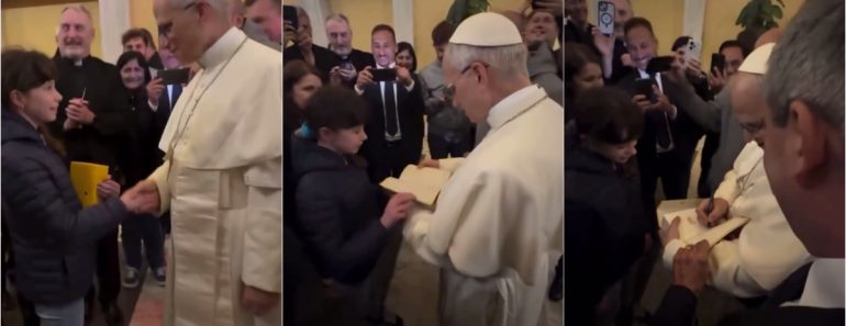 Menina Surpreende Papa Leão XIV e Pede-lhe o Primeiro Autógrafo Menina Surpreende Papa Leão XIV e Pede-lhe o Primeiro Autógrafo