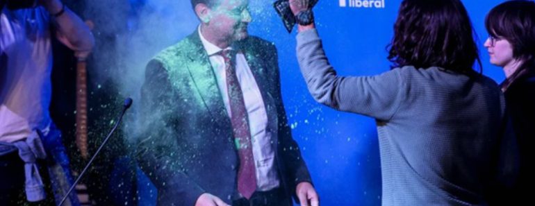 Eis o Momento Em Que Rui Rocha é Atingido Com Pó Verde Por Ativistas Eis o Momento Em Que Rui Rocha é Atingido Com Pó Verde Por Ativistas