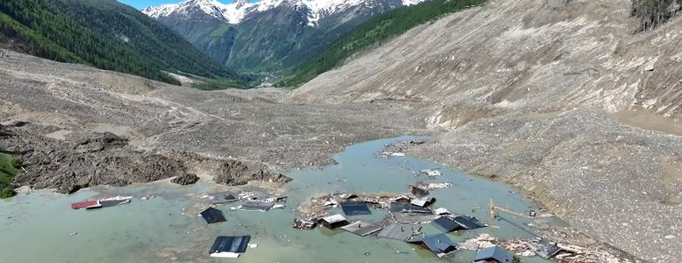 Casas Submersas e Um Mar De Lama: Imagens Aéreas Mostram Destruição Em Aldeia Suíça Após Colapso De Glaciar Casas Submersas e Um Mar De Lama: Imagens Aéreas Mostram Destruição Em Aldeia Suíça Após Colapso De Glaciar