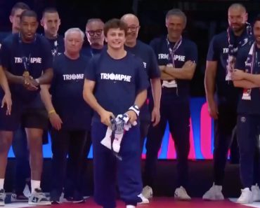 João Neves Surpreende Com Acrobacia Na Festa Do PSG e Impressiona Até Djokovic João Neves Surpreende Com Acrobacia Na Festa Do PSG e Impressiona Até Djokovic