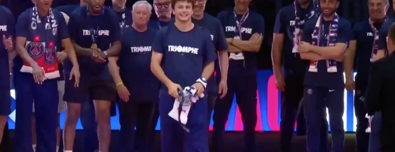 João Neves Surpreende Com Acrobacia Na Festa Do PSG e Impressiona Até Djokovic João Neves Surpreende Com Acrobacia Na Festa Do PSG e Impressiona Até Djokovic
