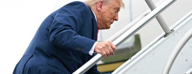 Donald Trump Tropeça Em Escadas De Avião e Internet Não Perdoa Donald Trump Tropeça Em Escadas De Avião e Internet Não Perdoa