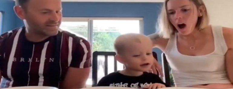 A Solução Que Um Bebé Encontra Para Não Deixar a Mãe Sem Chocolate A Solução Que Um Bebé Encontra Para Não Deixar a Mãe Sem Chocolate