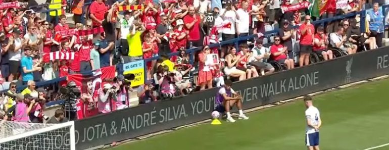 Simplesmente Arrepiante: Adeptos De Liverpool e Preston Cantam YNWA Em Memória De Diogo Jota Simplesmente Arrepiante: Adeptos De Liverpool e Preston Cantam YNWA Em Memória De Diogo Jota