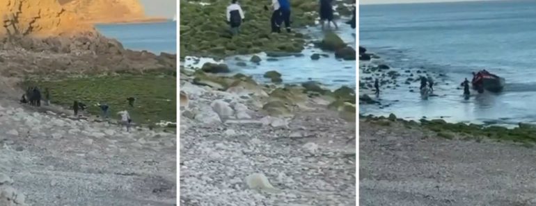 Barco Com 38 Migrantes Dá à Costa Na Praia Boca Do Rio No Algarve Barco Com 38 Migrantes Dá à Costa Na Praia Boca Do Rio No Algarve
