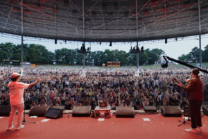 Coro Com Mais De 7000 Pessoas Canta “Paranoid” Em Homenagem a Ozzy Osbourne