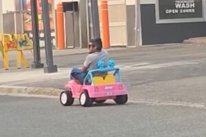 Homem Decide Usar Jipe Da Barbie Para Ir Às Compras… Acabou Multado