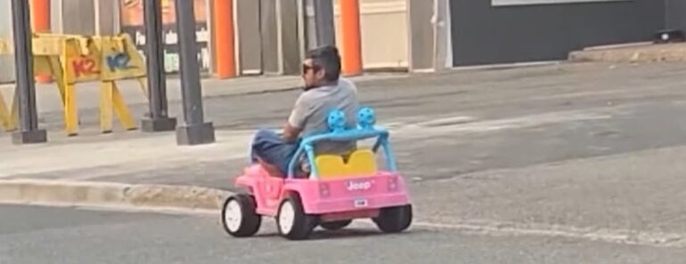 Homem Decide Usar Jipe Da Barbie Para Ir Às Compras… Acabou Multado Homem Decide Usar Jipe Da Barbie Para Ir Às Compras… Acabou Multado